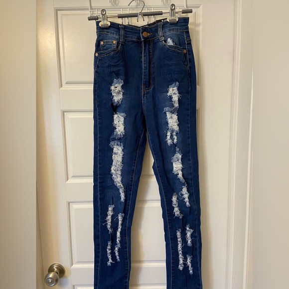 FASHION NOVA RIPPED BLUE JEANS SIZE 7/8 - Picture 5 of 9